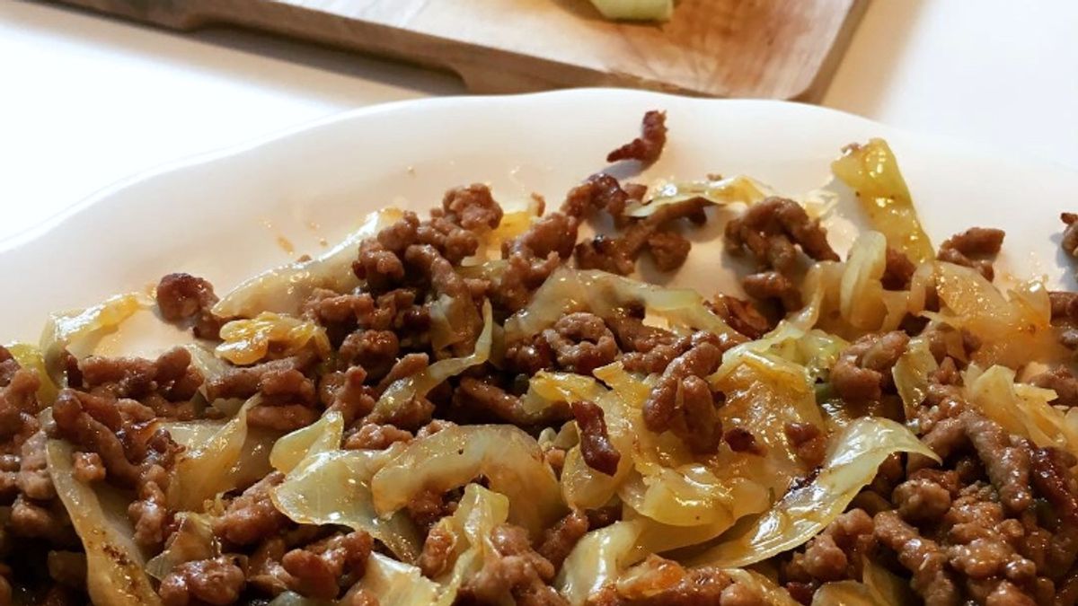 col rehogada con carne picada