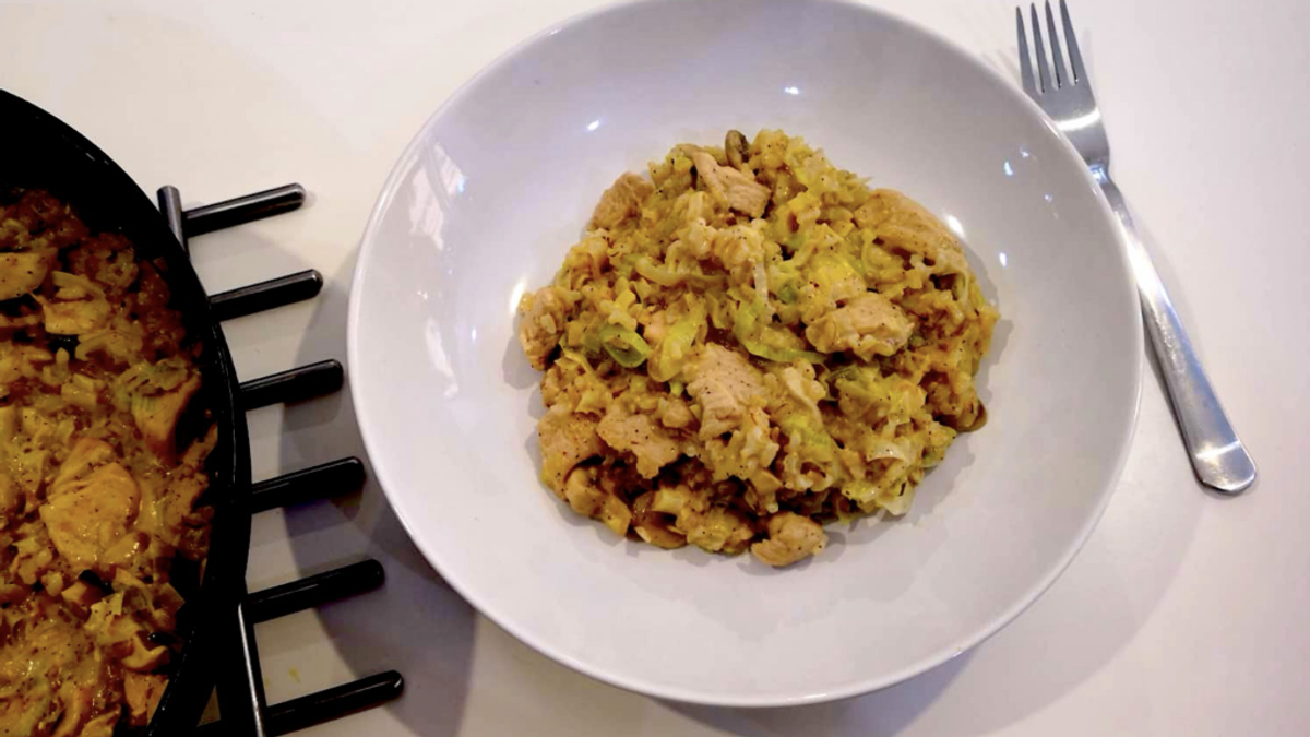Arroz con pollo, puerro y champiñones