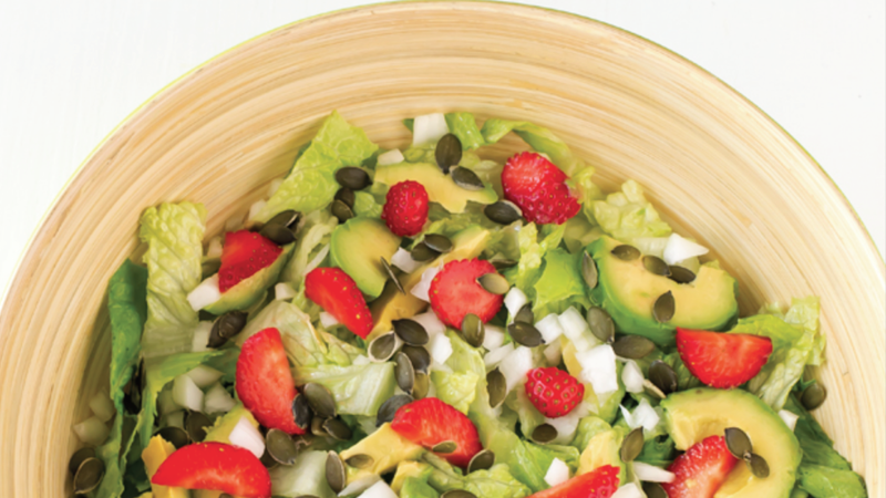 Sumérgete en la primavera con esta “Ensalada de fresas”