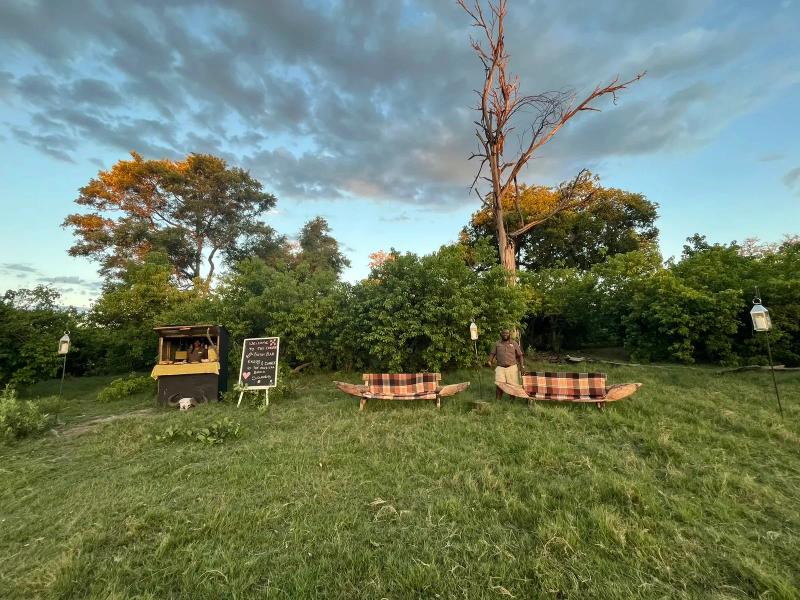 Um bar na mata preparado para o pôr do sol no Delta do Okavango, em Botsuana.