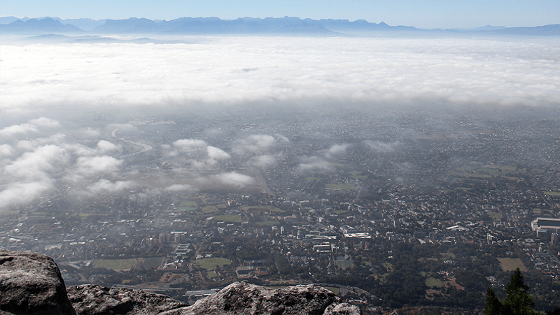 Foto tirada no topo da Devil's Peak: nuvens se dissipando com a chegada do calor matutino.