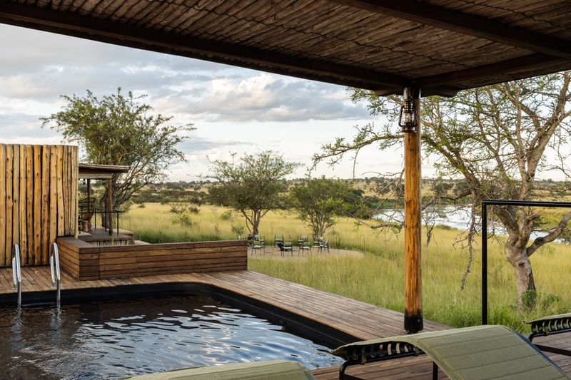 Singita Mara River Tented Camp mit Blick auf den Mara River, eine der schönsten Unterkünfte für eine erste Safari in Afrika