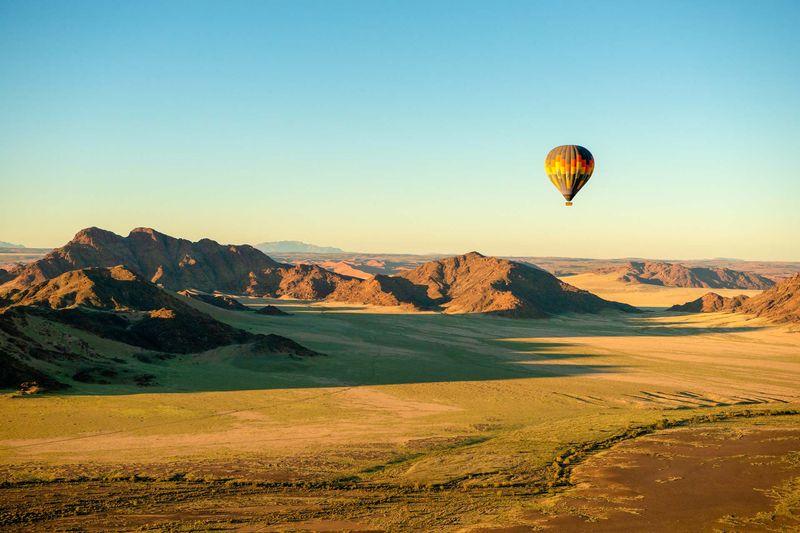 Heißluftballon über dem Sossusvlei - wir verraten Ihnen die beste Reisezeit für Namibia