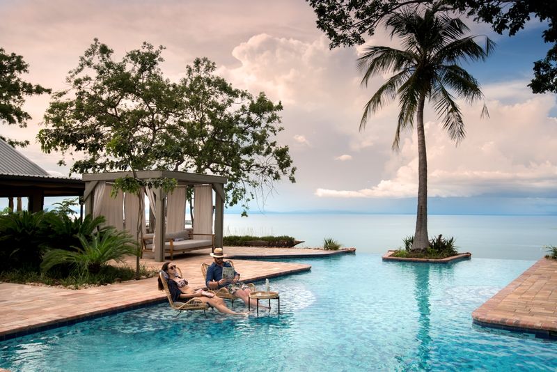 Swimmingpool der Bumi Hills Safari Lodge - auf Safari in Simbabwe