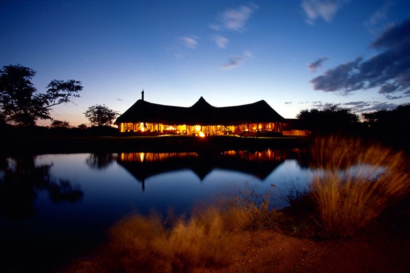 Okonjima Luxury Bush Camp in der Dämmerung
