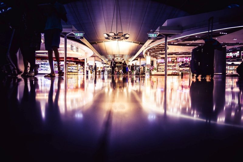 Einkaufszentrum in Johannesburg bei dunkellila Licht