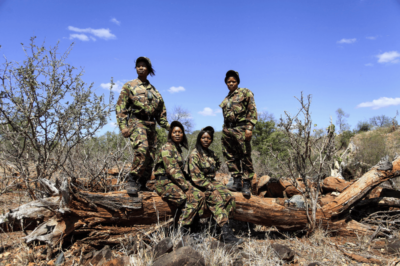 Membros da Black Mamba Unit posam em meio à natureza
