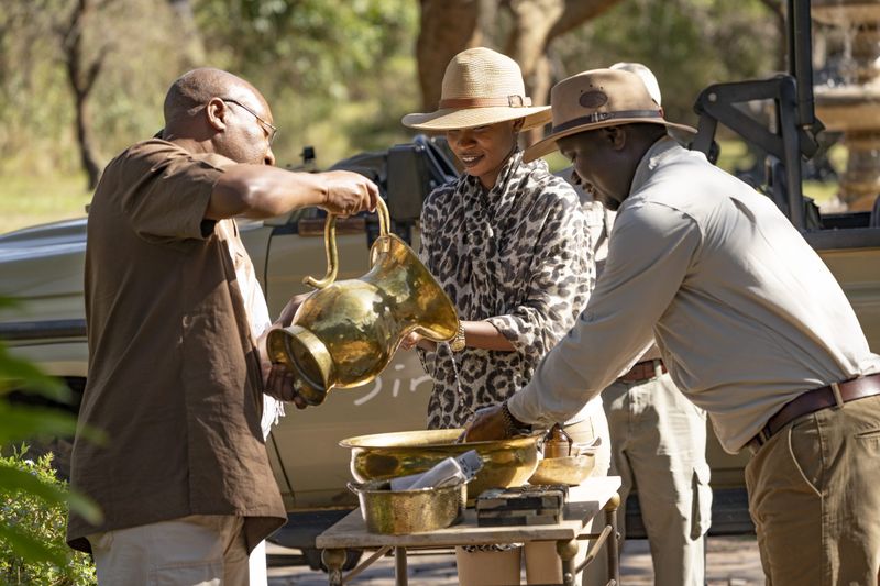 Sasakwa Lodge Guests arriving at lodge
