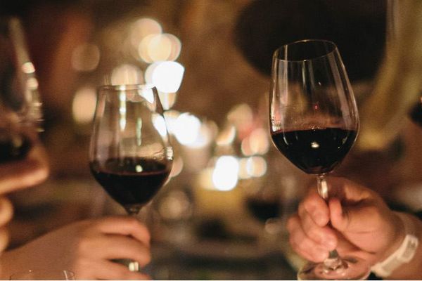 Cómo catar vino como un profesional en Sudáfrica