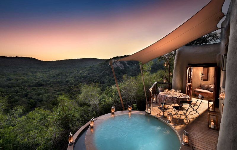 Erfrischungspool bei Sonnenuntergang in der nachhaltigen Phinda Rock Lodge