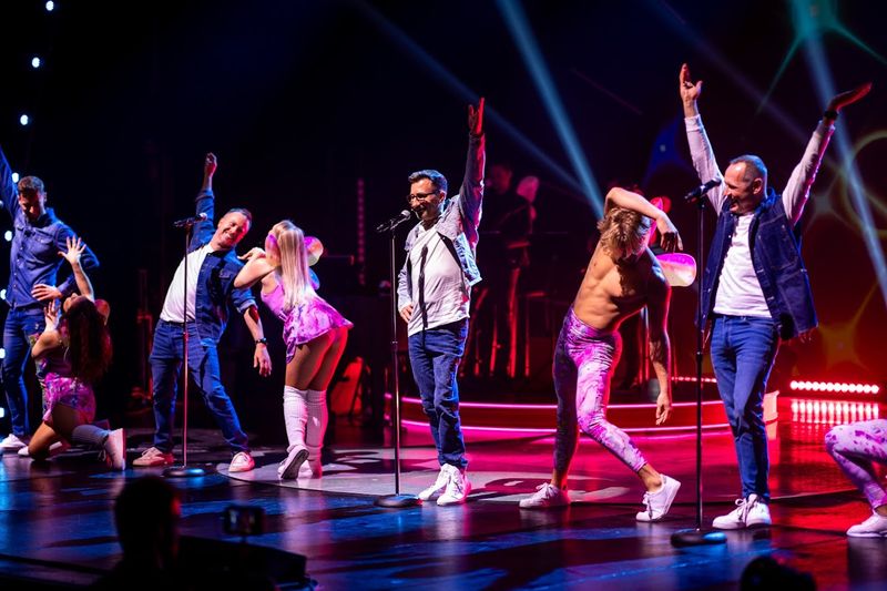 A apresentação da aspirante boy band "Wrong Direction"