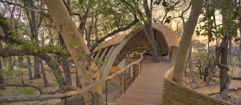 Exterior do &Beyond Sandibe Okavango Safari Lodge, em Botsuana.
