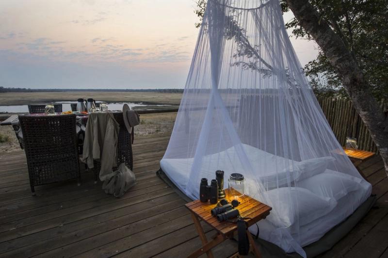 Little Makalolo Camp et terrasse extérieure sur la brousse entre dîner et nuit à la belle étoile