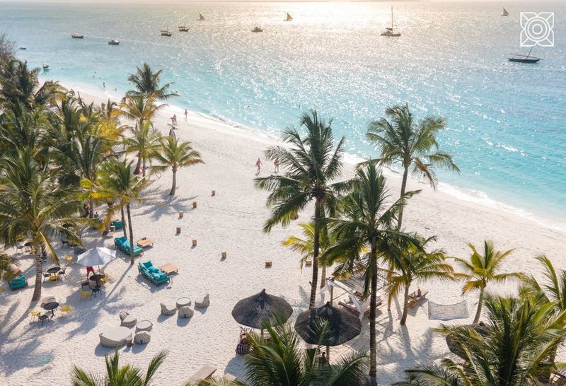 Das Zuri Zanzibar Hotel and Resort von oben bei Sonnenuntergang - die ideale Unterkunft für einen erholsamen Urlaub auf Sansibar