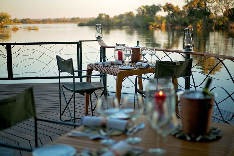 Cena junto al río Zambeze