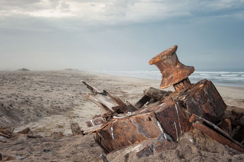 Ein Teil eines Schiffswrackes am Strand von Namibia