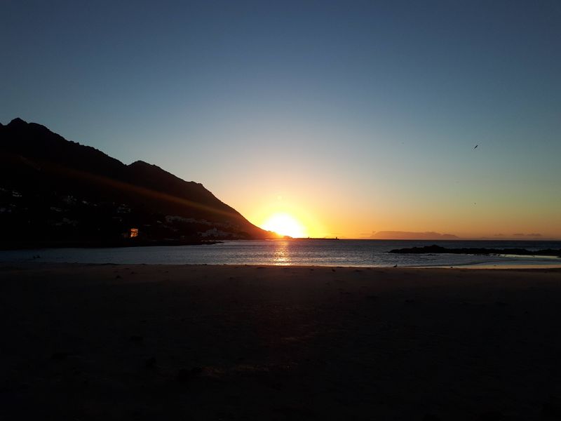 Las últimas luces del día sobre Gordon's Bay.