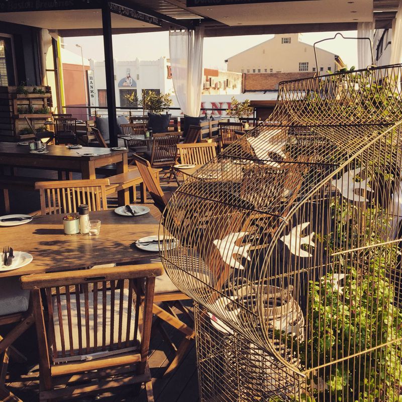La Bodega Woodstock et sa terrasse panoramique sur la ville du Cap.