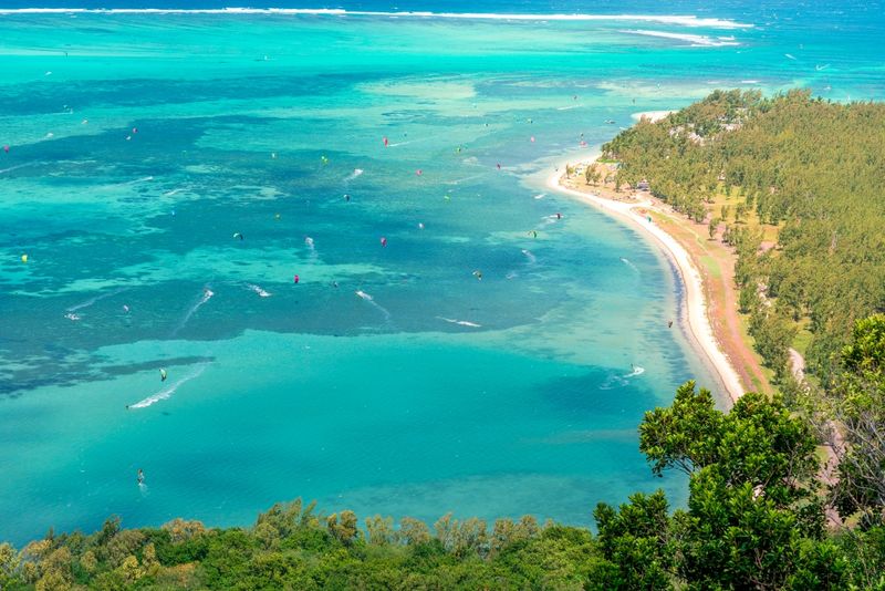 Ao visitar Maurício, experimente praticar windsurf e kitesurf