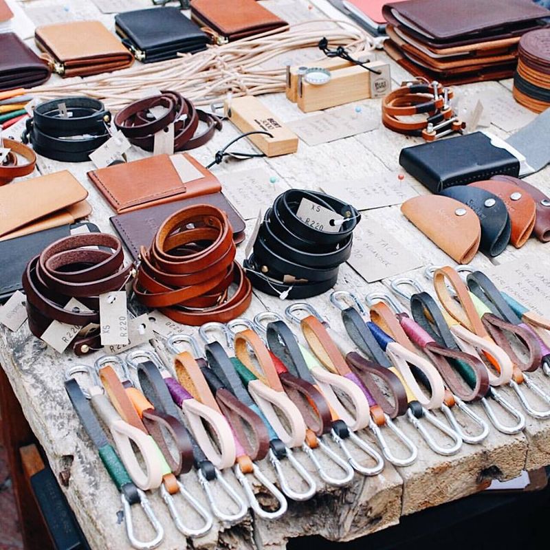 Itens de couro são vendidos na feira de design do Neighbourgood's Market