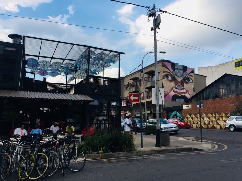 Straßenansicht in Johannesburgs Trendviertel Maboneng mit Bars und Grafittis