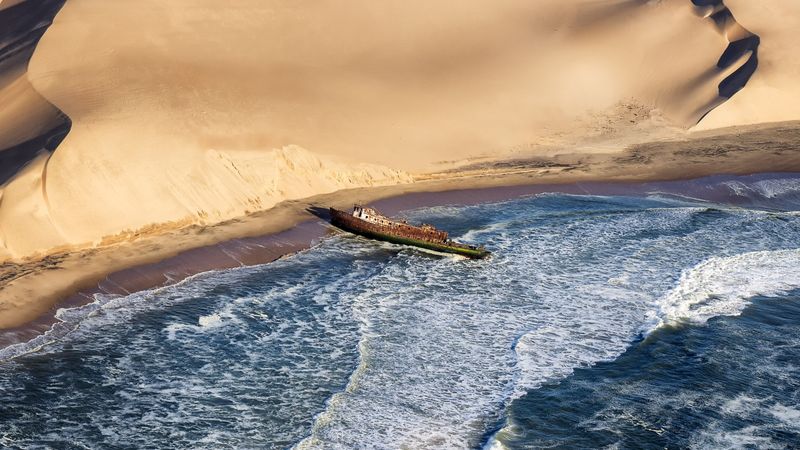 Schiffswrack an der Skelettküste, einem der abgelegenen Reiseziele in Namibia