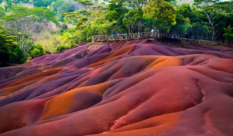 A Terra das 7 Cores em Chamarel oferece uma experiência única não apenas para amantes da geologia e da natureza, mas para qualquer pessoa