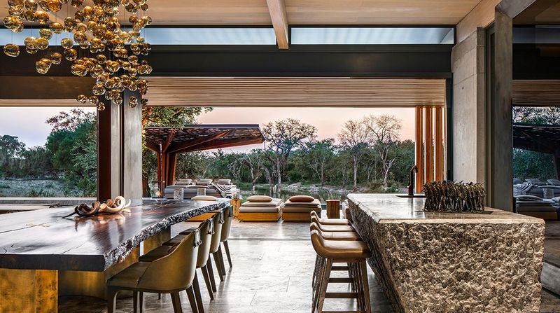 Des tendances de safari de luxe: Votre oasis exclusive avec boma extérieur, cave à vin et piscine chauffée