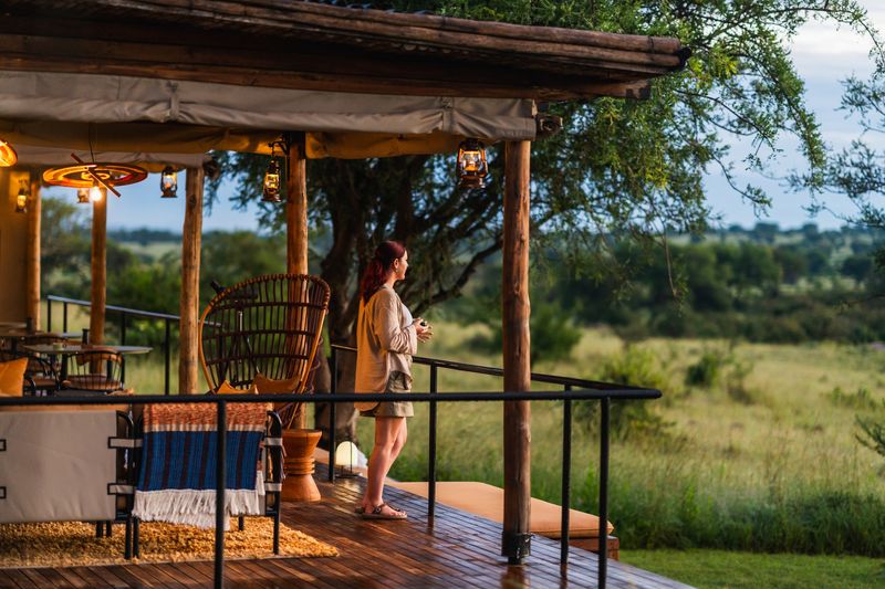Eine Frau überblickt die Savanne in Kenia - wir stellen sicher, dass Ihre Safari reibungslos verläuft