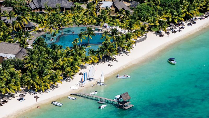Das Trou aux Biches in Mauritius aus der Luft - ein perfekter Luxusurlaub mit Kindern am Meer