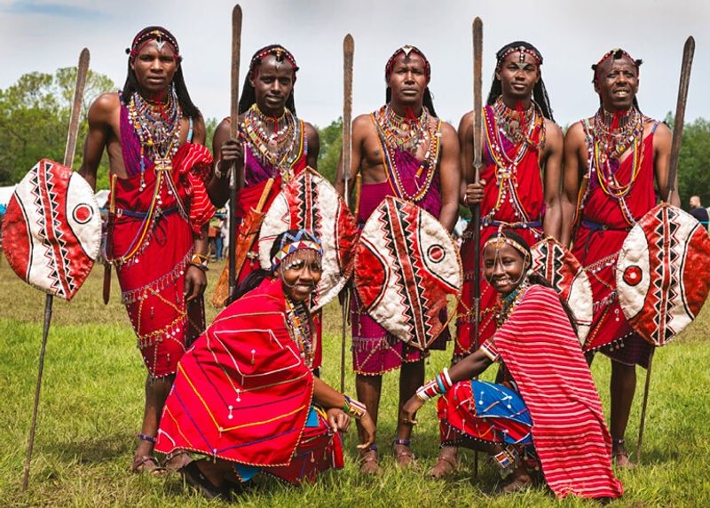 Un grupo de jóvenes Masái posando ante la cámara
