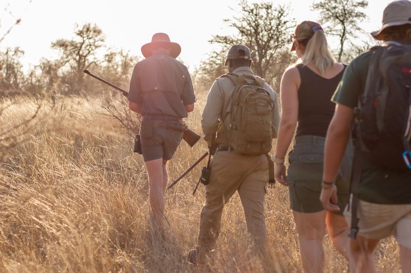 Auf einer Buschwanderung - eine der schönsten Safari-Aktivitäten im Krüger Nationalpark