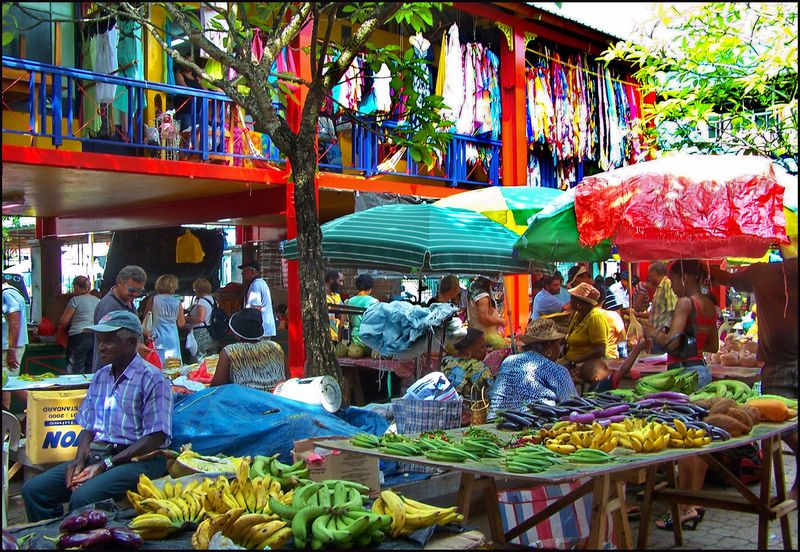 Obst und Kleidung auf einem lebhaften Markt in Victoria, Seychellen