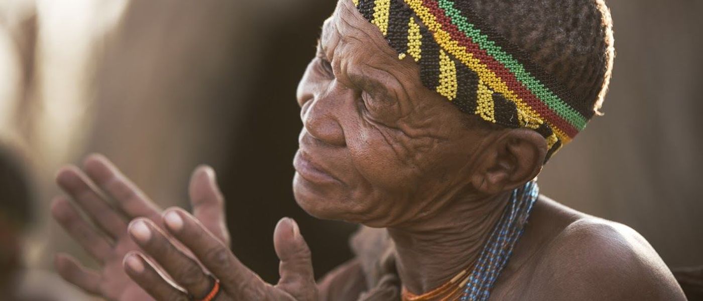 A extraordinária dança típica do povo San de Kalahari