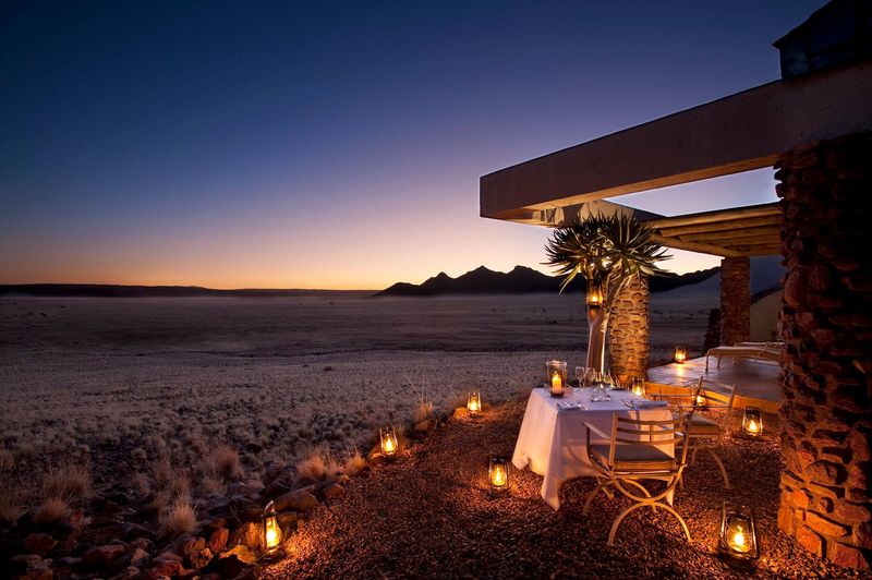 Um jantar intimista com vistas espetaculares é uma das experiências a serem desfrutadas em Sossusvlei Desert Lodge
