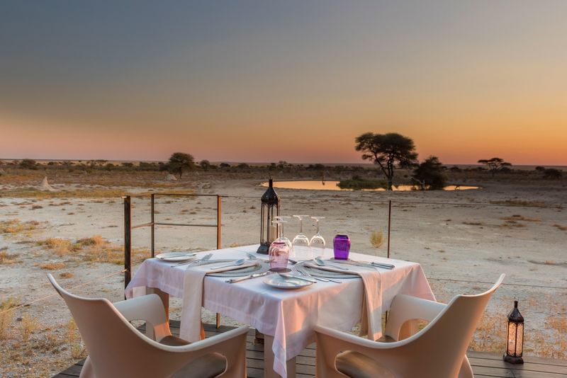 Abendessen-Setting in der Etosha-Region, einem beliebten Reiseziel in Namibia