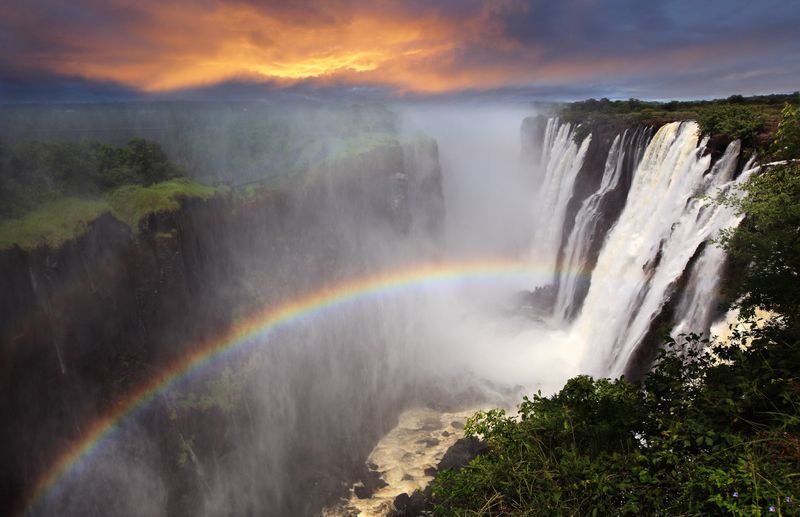 Cataratas Vitória adornada por um místico arco-íris