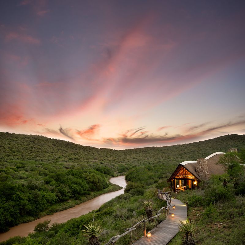 Kwandwe Great Fish River Lodge am Fluss bei Sonnenuntergang