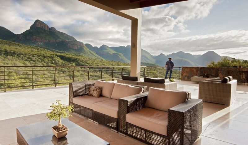 Aussichtsdeck mit Blick auf die Berge der Panorama Route in Südafrika