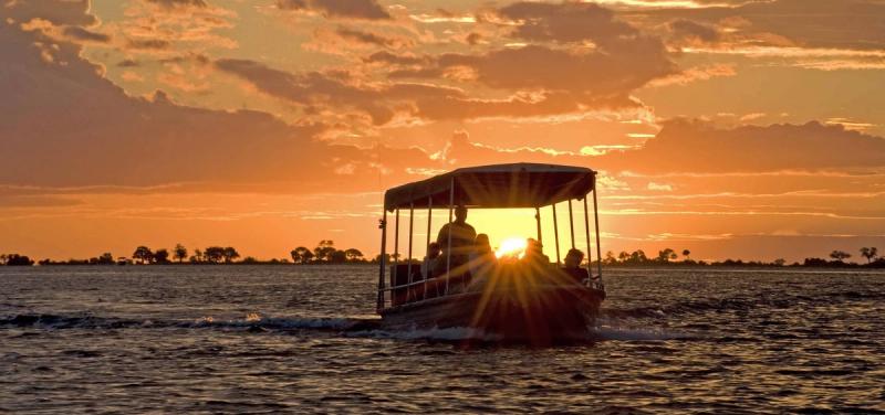 Crucero al atardecer en el río Chobe, en Botsuana