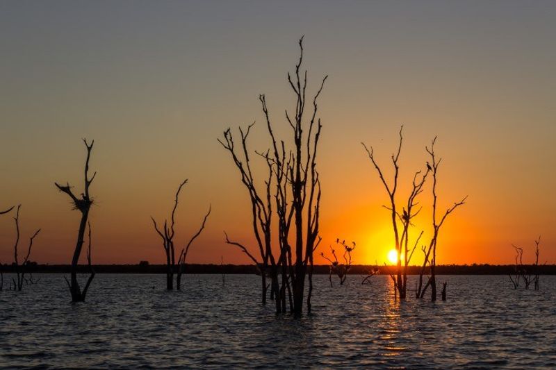 Sonnenuntergang über dem Lake Kariba - erfahren Sie mehr über die beste Reisezeit für Simbabwe