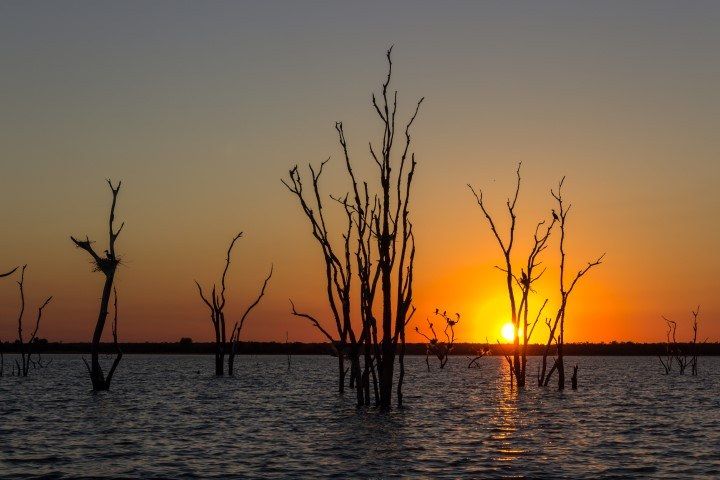 Sonnenuntergang über dem Lake Kariba - erfahren Sie mehr über die beste Reisezeit für Simbabwe
