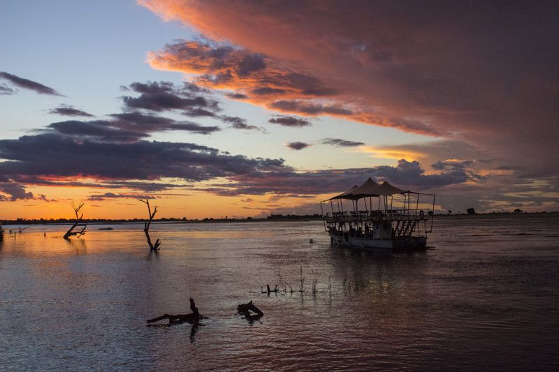 Croisière au coucher du soleil sur la rivière Chobe au Botswana.