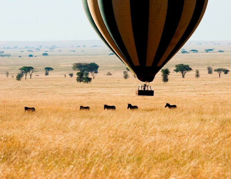 Heißluftballon über der Savanne in Tansania