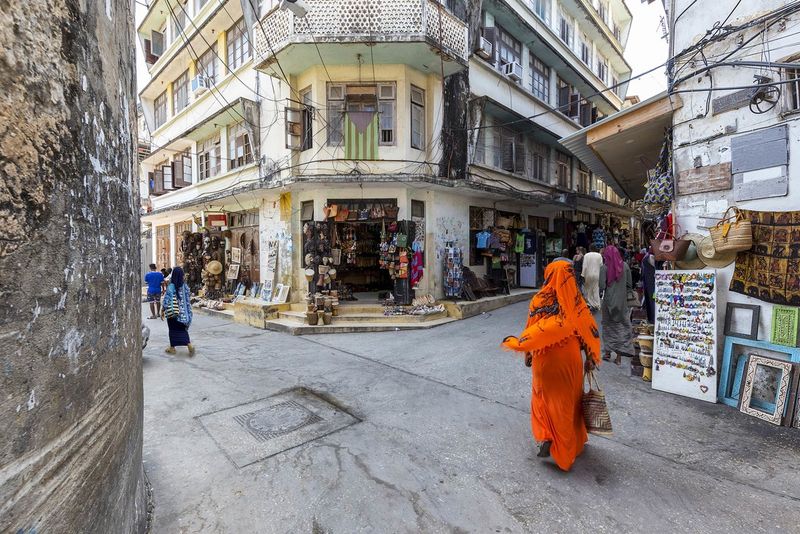 Mercado de arte nas ruas de Stone Town em Zanzibar