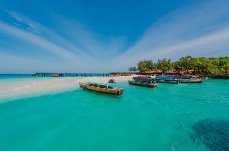 Türkisblaues Meer und weißer Strand auf Sansibar