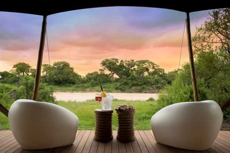 TImbavati et la réserve du lion blanc ! Elle est parsemée de lodges somptueux et luxueux tels que le &Beyond Ngala.