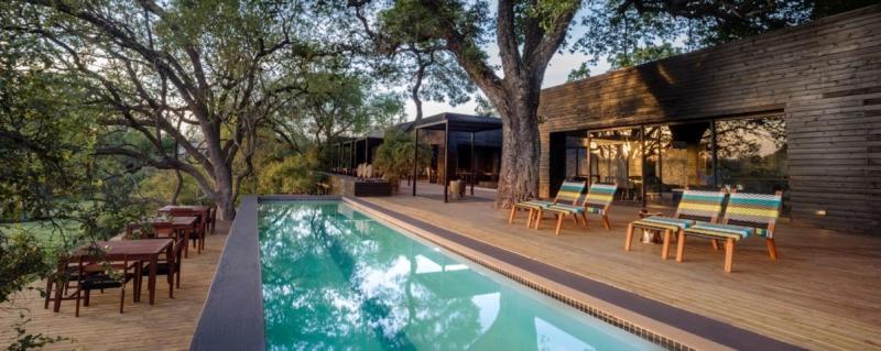 Langer Pool, Sonnenliegen und Sonnendeck der Hauptlodge von Silvan Safari