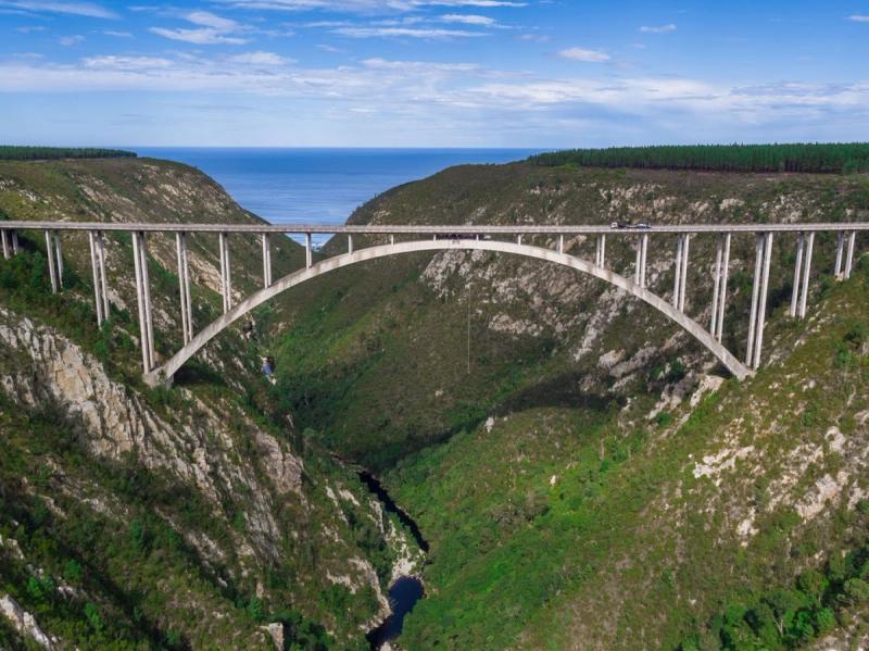 Un saut à l'élastique depuis le pont de Bloukrans se doit d'être sur votre liste en 2023