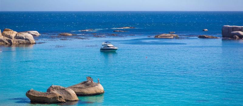 yacht-on-water-camps-bay-south-africa